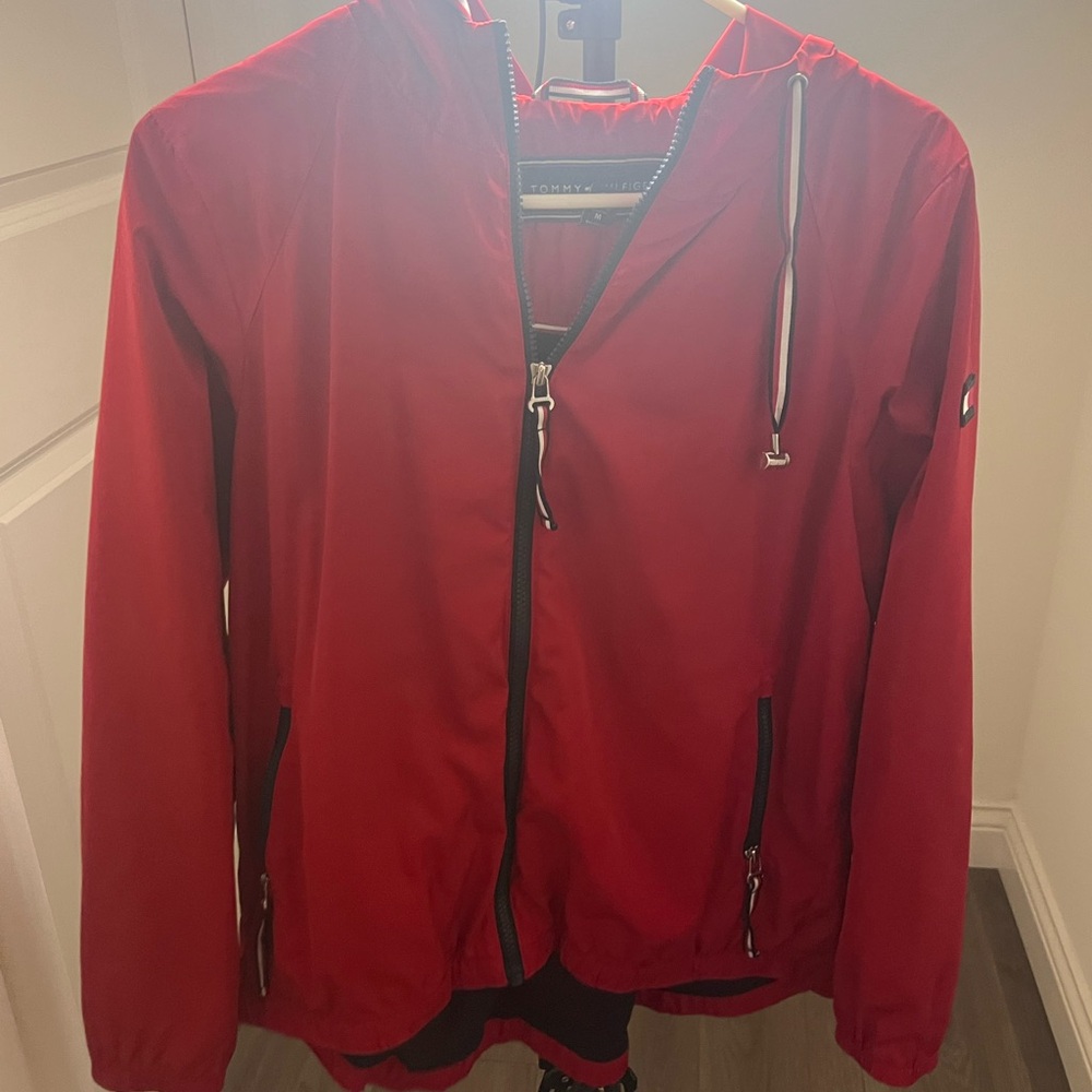 Tommy Hilfiger coat/jacketet it’s more like a wind breaker so cute.
